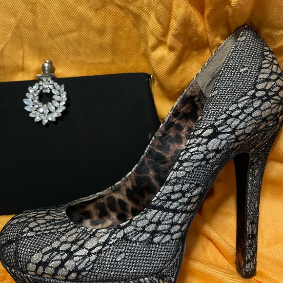 Sz 7 Black Gold Lace Betsy Johnson Platform Heels - Picture 2 of 7